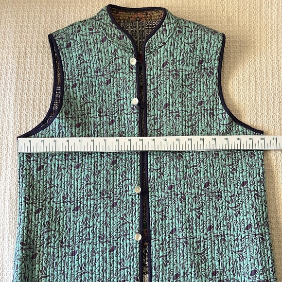 Orvis Women's REVERSIBLE quilted vest, size M, 2 patterns, mini print & patches - Picture 3 of 14